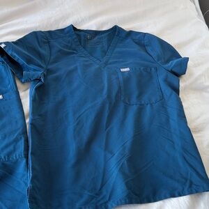 Figs Deep Reef M V-Neck Scrub Top and bottoms